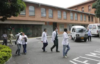 Según las directivas del Hospital Universitario San Vicente de Paul Medellín, la persistencia de la alta demanda en el servicio de urgencias para adultos limita la oportunidad y afecta los tiempos de atención. Foto: Archivo El Colombiano.