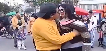 Cristian creó una muñeca de trapo con la que, según él, tiene una relación sentimental. Foto: pantallazo tomado de City T.V