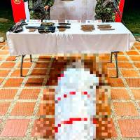 Alias Máquina (adelante) sería jefe de la facción armada ilegal en el occidente antioqueño. FOTO: CORTESÍA CUARTA BRIGADA