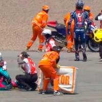 Este es el momento en el que el piloto colombiano David Alonso es atendido por el personal paramédico del Premio de Indonesia, tras la caída que sufrió en el arranque de la carrera. FOTO PANTALLAZO 