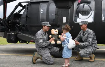 Angelita junto a la tripulación y el helicóptero Ángel, la aeronave de la Fuerza Aeroespacial Colombiana en la que nació hace más de tres años mientras su madre era evacuada desde Ituango hacia Medellín. Foto: Fuerza Aeroespacial Colombiana