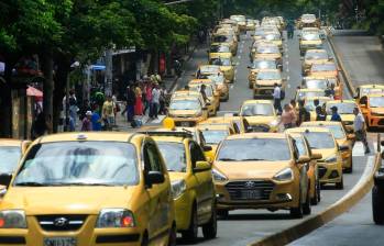 El secretario de movilidad de Medellín, Mateo González, invitó al gremio de taxistas a que la movilización se haga de manera pacífica sin generar bloqueos que afecten las jornadas de miles de ciudadanos. “Su objetivo es sentar su voz de protesta, pero que no sea afectar al resto de la ciudadanía”, indicó el funcionario. Foto Camilo Suárez