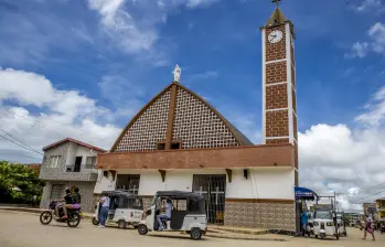 Los cinco cuerpos sin vida de las víctimas fueron llevados al casco urbano de Vegachí para luego ser trasladados a Medellín para las labores forenses. FOTO: JUAN ANTONIO SÁNCHEZ