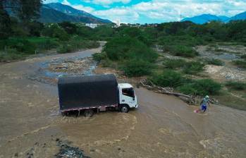 Los vehículos de carga ya estaban haciendo el tránsito sobre el río Tonsuco por una zona en la que su caudal no los afectara. FOTO: MANUEL SALDARRIAGA