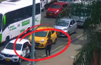 Este es el momento exacto del intento de robo en el cambio del semáforo en Medellín. FOTO: Cortesía Alcaldía de Medellín