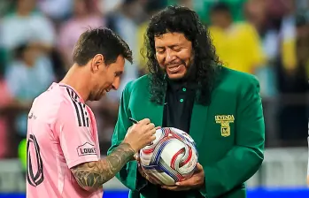 Lionel Messi compartió con el exarquero antioqueño René Higuita antes del inicio del partido. Ambos recibieron el balón para hacer el saque de honor del amistoso entre Inter Miami y Nacional. FOTO camilo suárez 