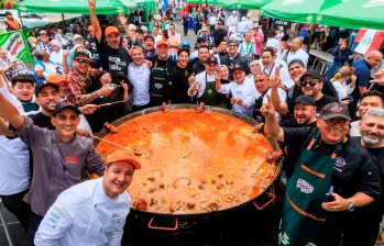 Estos son los chefs nacionales e internacionales que participaron en el Festival Paellero alrededor de la paella más grande de Colombia. FOTO: Camilo Suárez.