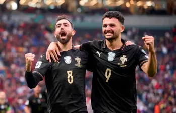 El delantero Bruno Fernandes jugador del Manchester United (#8) con Portugal marcó triplete en la goleada a Armenia. FOTO: GETTY 