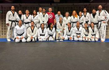 Ronal fue inspiración para este grupo de taekwondogas de Antioquia, quienes le rindieron tributo por sus logros y enseñanzas. FOTO cortesía