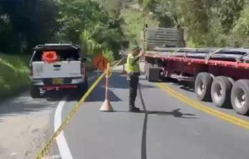 La Policía de Carreteras regula el tránsito de vehículo para evacuar a los que quedaron represados tras la emergencia. FOTO: Cortesía Denuncias Antioquia