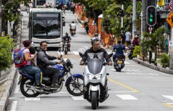 Los conductores hasta han sido amenazados por motociclistas al demorarse unos segundos más en el descenso e ingreso de usuarios. FOTO Jaime Pérez Munévar