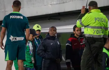 Este fue el momento en el que Andrés Román en compañía del médico de Atlético Nacional y personal de salud que presta el servicio en El Campín era llevado al camerino para hacerle un electocardiograma. FOTO COLPRENSA