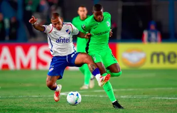 Imágenes de la derrota de Atlético Nacional frente a su homónimo uruguayo, en las que aparece Andrés Román, uno de los jugadores verdes cuyo nivel ha mermado. FOTO CONMEBOL