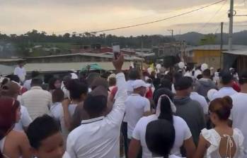 Comunidad de Mina Nueva, marchando contra la violencia. FOTO: Imagen tomada de la cuenta El Bagre de Facebook