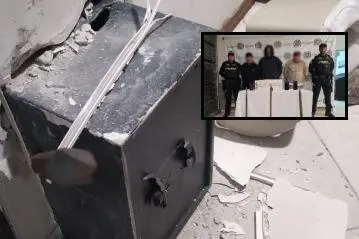 Al fondo, la caja fuerte que pretendían robar con el botín. Adelante, los tres capturados. FOTO: Cortesía Policía Metropolitana del Valle de Aburrá