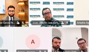 Blessd, quien aparece en la imagen en el extremo izquierdo, de gafas, solo mostró su cara de manera completa en un instante de la audiencia. FOTO: IMAGEN TOMADA DE VIDEO