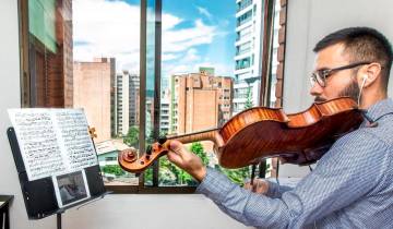 David Merchán, viola principal de la Filarmed, llevo la mitad de su vida tocando ese instrumento. FOTO Cortesía Filarmed