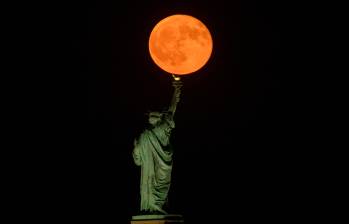 Mezquita Fanar, Doha, Qatar. La Superluna del Esturión no solo es un evento hermoso para contemplar, sino también un recordatorio de los ciclos naturales y la constante danza del universo.. Foto: GETTY