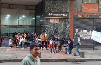 Grupo de indígenas en las afueras del Ministerio del Interior. Foto: redes