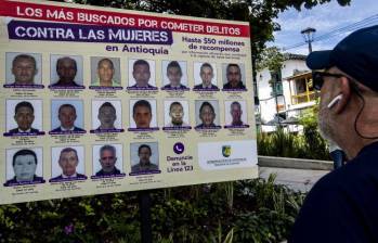En El Retiro, el gobernador de Antioquia presentó el cartel de los más buscados por cometer delitos contra las mujeres. Foto: Jaime Pérez Munévar.