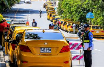 En Medellín, según Taxistas Presentes, hay cerca de 19.000 taxis registrados y un sector de los propietarios cree que la subida de las tarifas llegó en un momento inadecuado para ellos. FOTO jaime pérez