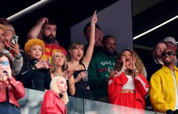 Todas las miradas en el Super Bowl estuvieron puestas en Taylor Swift, quien fue captada varas veces por la transmisión oficial del juego. FOTO: AFP
