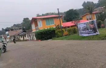 Pancarta conmemorativa del comandante “Mayimbú” ubicada en el municipio de Silvia, Cauca. FOTO: CORTESÍA SUCESOS CAUCA.