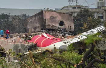 Una de las partes del fuselaje del avión accidentado en la ciudad de Ahmedabad en la India con 242 pasajeros. FOTO: Ritesh Shukla/Getty Images.