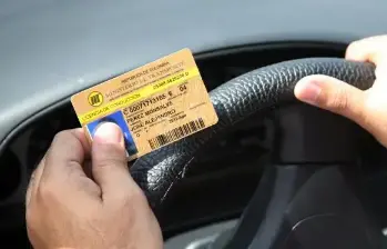 Las autoridades deberán verificar el cumplimiento de este requisito a través del Registro Único Nacional de Tránsito (Runt). Foto: Archivo El Colombiano