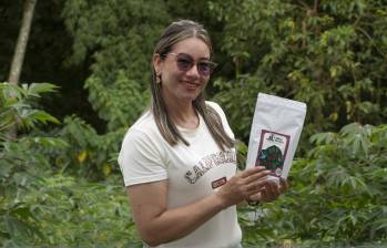 Desde 2023, las mujeres de Manos Unidas, Paz y Alegría comenzaron a procesar su café. Hoy lo venden bajo su marca Coffee Brista. FOTO Jaime Pérez