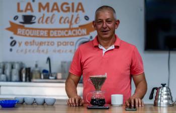 El laboratorio y la tostadora de Ascafes están al servicio de los 11 municipios de la Provincia Cartama, que pueden usarlos para trilla, tostión y catación. FOTO Julio César Herrera. 