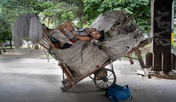 <b>La Cenicienta</b>. En lugar de una carroza como en el cuento original, Cenicienta se acuesta sobre una carretilla cargada de reciclaje. Su realidad refleja los desafíos urbanos en una ciudad donde los sueños a menudo se mezclan con la lucha diaria por sobrevivir.