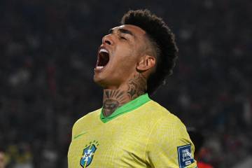 Brasil volvió al triunfo ante Chile y se metió entre los cinco primeros de las eliminatorias