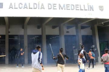Todo transcurría en relativa calma hasta que un grupo de personas decidió ingresar al centro administrativo donde causaron destrozos y rompieron vidrios. Foto: Esneyder Gutiérrez