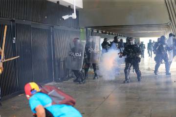 Los indígenas ingresaron con menores de edad a la Alcaldía de Medellín y destrozaron puertas, ventanillas y mobiliario. Foto: Esneyder Gutiérrez