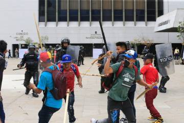 La alcaldía que dirige Quintero no ha adelantado ninguna acción efectiva para garantizar los derechos y bienestar de los niños indígenas que padecen todo tipo de vulneraciones en las calles, particularmente en El Poblado. Foto: Esneyder Gutiérrez