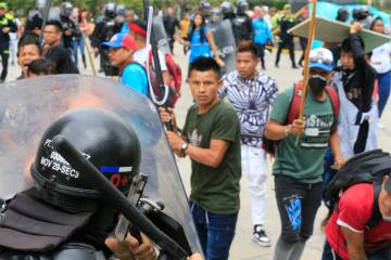 Los indígenas armados de palos se enfrentaron con los uniformados del Esmad. Foto: Esneyder Gutiérrez