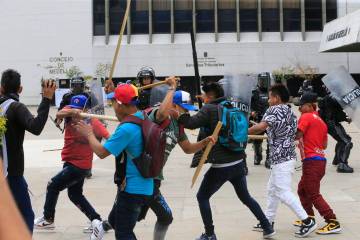 Pasado el mediodía se volvieron a agitar los ánimos luego de que varios indígenas, todos ellos hombres, salieran a buscar comida y al querer ingresar nuevamente al centro administrativo el Esmad y la policía les negó el ingreso. Foto: Esneyder Gutiérrez