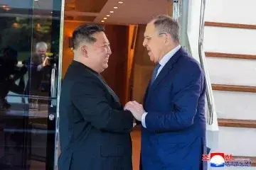 Kim Jong Un y Serguéi Lavrov. Foto: captura de video vía agencia estatal KCNA