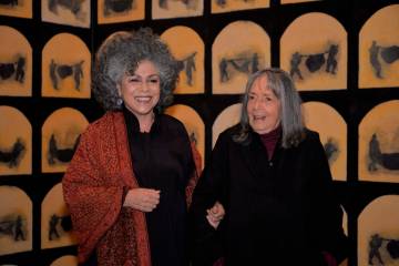 Las artistas Doris Salcedo y Beatriz González durante la inauguración de Bruma, en Fragmentos, el espacio donde sus obras conversan. Doris fue alumna de Beatriz. Foto: cortesía Johnson Montoya, para la Dirección de Patrimonio Cultural UNAL