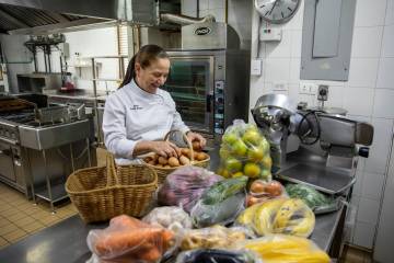Anita Botero en la cocina de La Cafetiere de Anita, uno de los espacios en los que más le gusta estar. FOTO Carlos Velásquez.