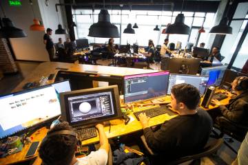 En las oficinas de Polygonus, ubicadas en El Poblado, un centenar de diseñadores, ingenieros y arquitectos desarrolla videojuegos y animaciones. FOTO Esneyder Gutiérrez
