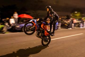 Un segmento de unos 700 metros cerca del segundo mirador de Las Palmas cambia de función por unas horas y se transforma en pista, autódromo y escenario de exhibición de motocicletas. Foto: Carlos Velásquez