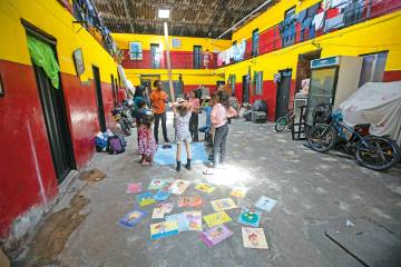 “Los niños sobreviven a la hostilidad de inquilinatos de Medellín: no tienen un lugar propio ni siquiera para ir al baño”