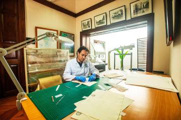 El estudio de Felipe Vargas, restaurador de archivos