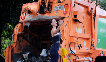 Una cantante lírica acompañó a los carros recolectores para recordarles a los vecinos el compromiso de sacar la basura. Foto: Cortesía