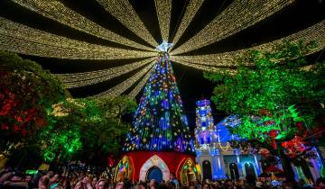 El municipio de Envigado dio inicio oficial a la temporada navideña con el encendido de su tradicional alumbrado. Este año, la propuesta lleva por nombre “Destellos de Navidad”. Foto: Juan Antonio Sánchez