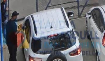 Una de las denuncias más graves del video es que en realidad serían “civiles” los que estarían cuidando el acceso al penal de máxima seguridad el día del parrandón que celebraron los capos. FOTO: Imagen tomada de redes.