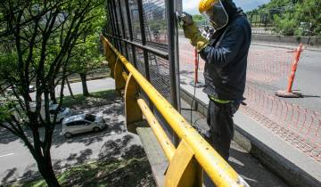 Mallas en puentes de Medellín contra tirapiedras