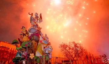 Cada mes de marzo, Valencia se convierte en el epicentro de una de las festividades más espectaculares y tradicionales de España: Las Fallas. Esta celebración, es un homenaje a San José, patrón de los carpinteros. Foto: AFP